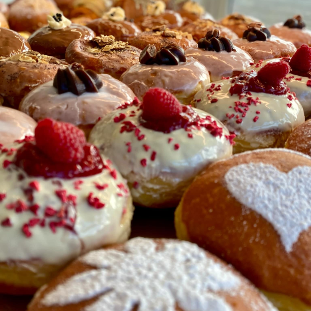 Pączki z różą z cukrem pudrem i delikatnym lukrem